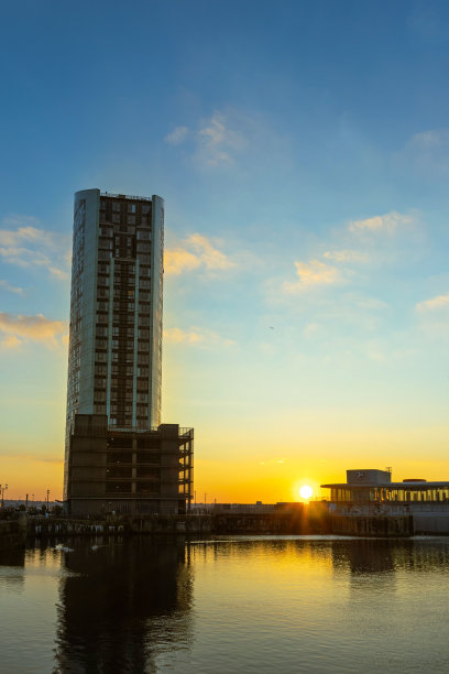 建筑被水和温暖的橙色夕阳照亮图片下载