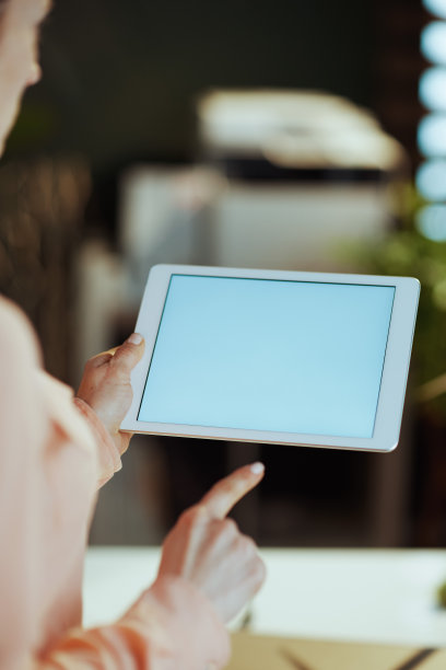 现代女性与平板电脑空白屏幕的特写图片下载
