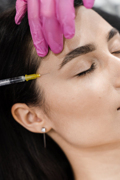 近距离面部生物活化，增加肤色，减少皱纹，强化脸部卵圆。美容师为面部注入生物活化剂以达到保湿效果。图片下载