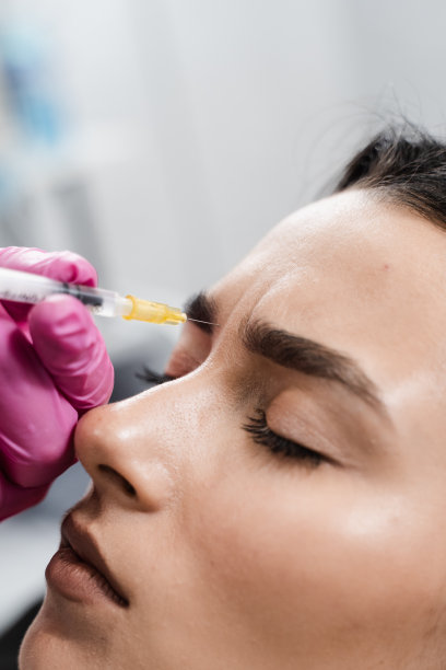 美容师正在给一个小女孩注射肉毒杆菌毒素来矫正她的皱纹和多汗症。肉毒杆菌毒素可以放松和中和引起皱纹的过度活跃的肌肉。图片下载