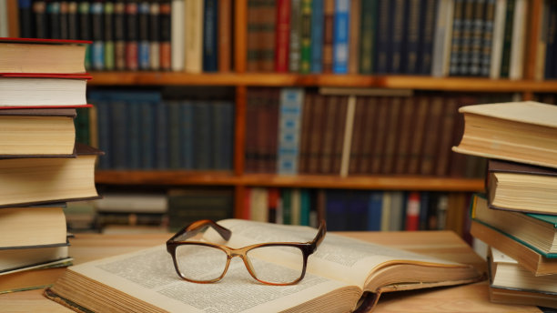 打开书，书架上放满书。知识的概念，图书馆。图片下载