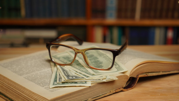 打开书，书架上放满书。知识的概念，图书馆。图片下载