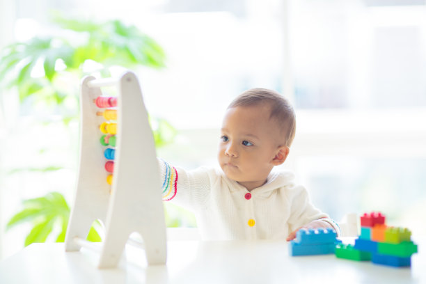 小男孩在玩木算盘。图片下载