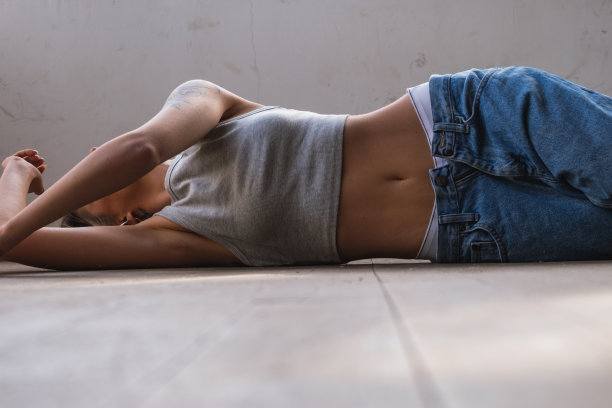 美丽的年轻金发女郎图片下载