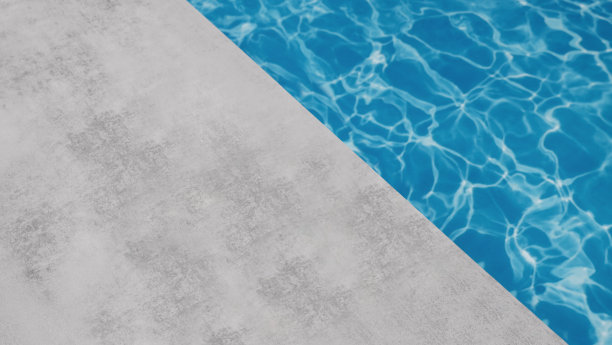 游泳池水面上，碧蓝的水荡漾着仿空，水面波光粼粼。图片下载