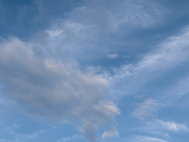 夏日蓝天白云梯度淡白色背景。美丽清澈多云在阳光下平静明亮的冬季空气背景。阴森生动的青色景观在环境日地平线天际线看春风图片下载