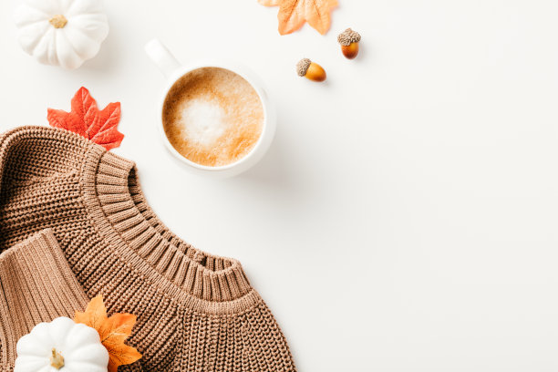 针织毛衣，一杯咖啡，枫叶，白底南瓜。秋天的气息，秋天的概念。图片下载