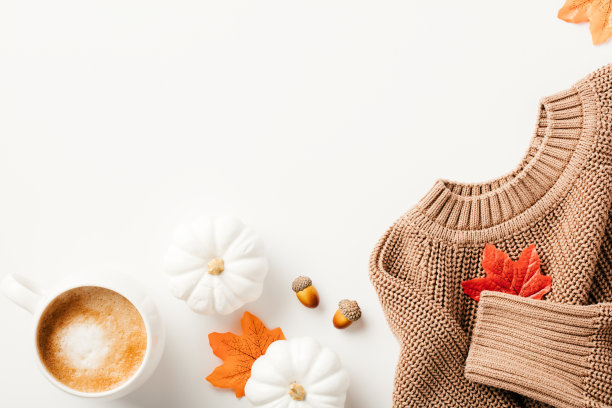 秋天，秋平铺构图。俯视图咖啡杯，南瓜，针织毛衣，枫叶在白底。图片下载