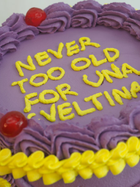 糖霜紫黄色经典圆柱蛋糕工作室图片下载