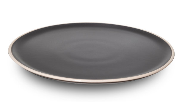 黑色圆形陶瓷板隔离在白色的背景。图片下载