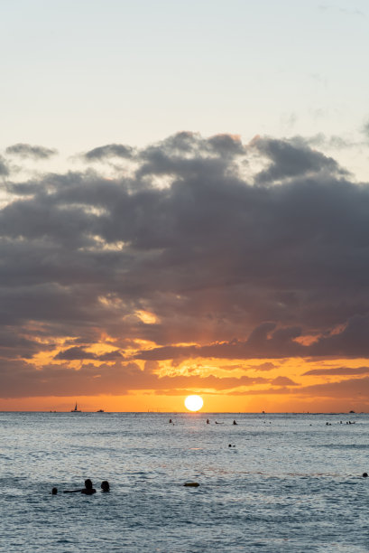 从威基基海滩看夏威夷春天的日落。图片下载