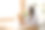 年轻的孕妇自由职业者在家用笔记本电脑工作。在家庭办公室厨房与宠物一起在线工作或学习。图片下载