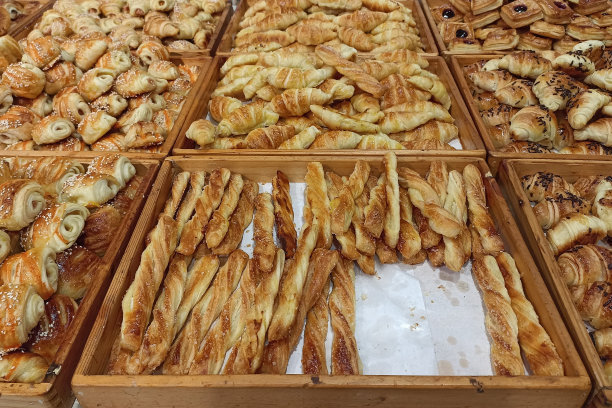 迷你羊角面包在展示商店。新鲜出炉，有巧克力、奶酪、香蕉等多种口味。图片下载