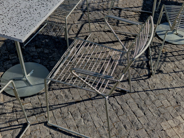 公园家具棋牌桌和椅子，条纹，瓷砖四人制成的轻金属和木梁与靠背明亮的林间空地砾石草坪绿色米色灰色傍晚阳光春天图片下载