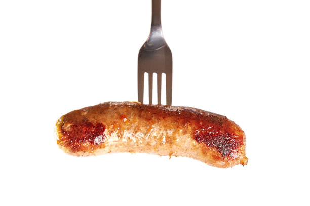 炸红的猪肉香肠串在叉子上。隔离在白色。美味肉菜的概念。图片下载