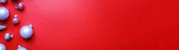 红色背景的圣诞树上的粉色玩具。圣诞装饰品图片下载