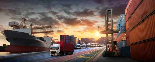 集装箱货轮和货机的物流运输，日出时在船厂吊桥工作，具有物流进出口和运输行业背景图片下载