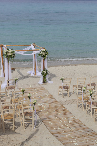 户外沙滩婚礼仪式设置，沙滩婚礼场地，没有人，简单的波西米亚风格图片下载