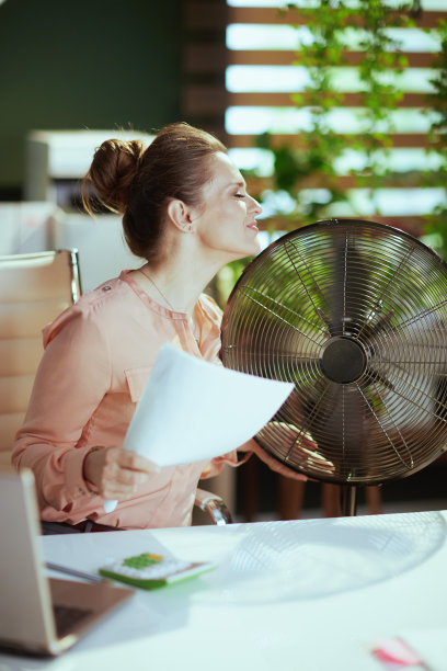 快乐的现代40岁女工在工作与文件图片下载