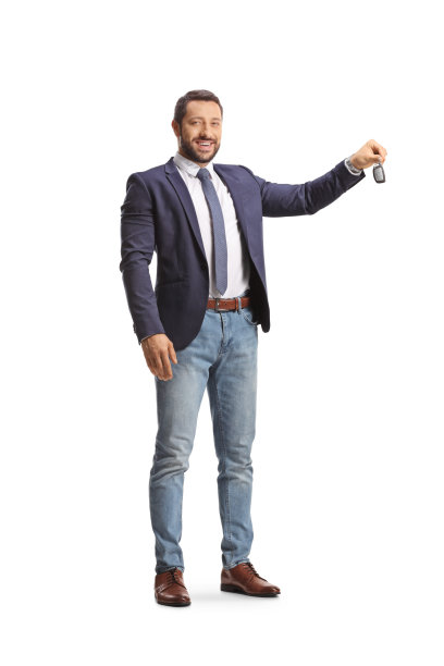 年轻的职业男子拿着车钥匙，面带微笑图片下载