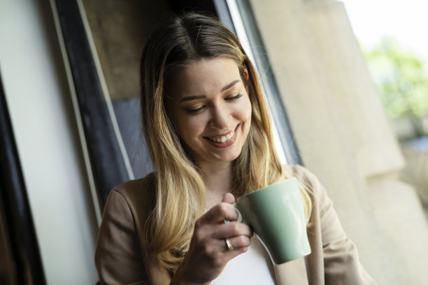 年轻女子喜欢喝新鲜的咖啡。图片下载