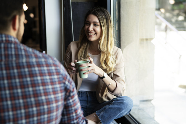 商人和女商人在办公室喝咖啡。图片下载