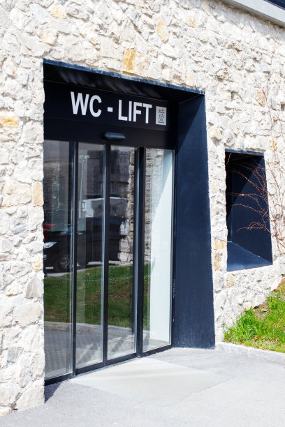 自动玻璃门，洗手间和电梯标志图片下载