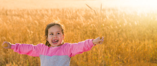 田野里的女孩图片下载