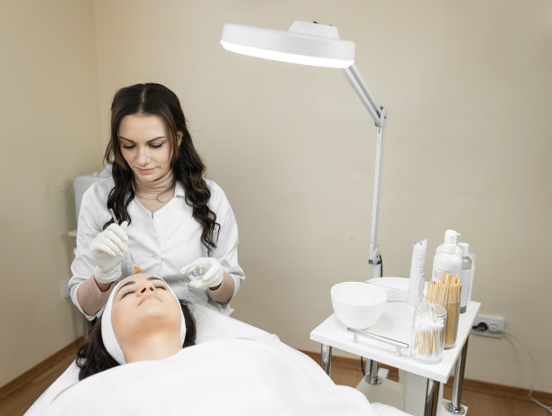 考虑一下这张照片片段，在美容院与专业美容师和皮肤科医生一起感受面部皮肤剥离过程中的和谐和放松。美容和化妆品图片下载