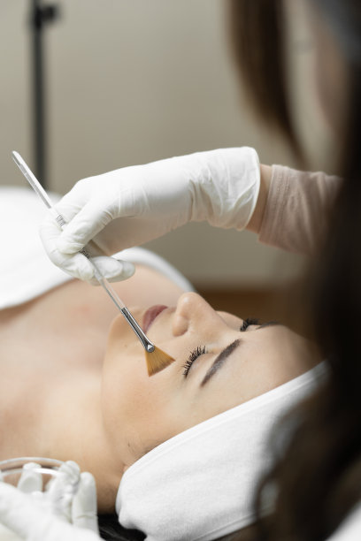 这张照片展示了美容师在面部皮肤剥离过程中的独特性和技巧，使你的皮肤变得年轻。专业美容师使用面膜清洁和脱皮图片下载