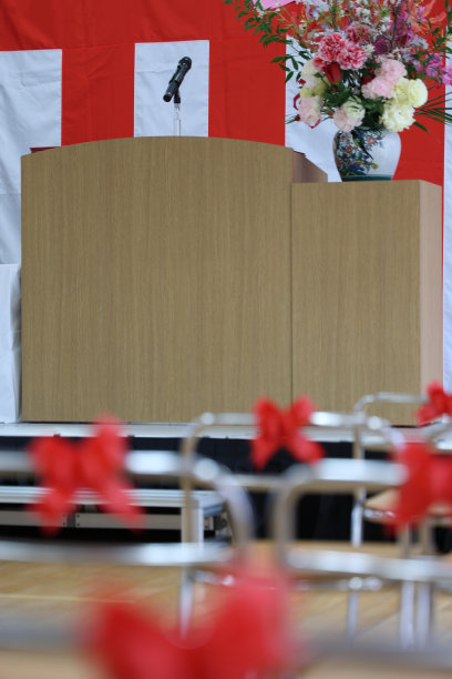 颁奖典礼舞台上主席台旁边摆放着鲜花图片下载