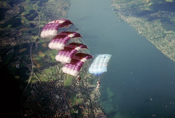 跳伞运动员在瑞士山区上空表演图片下载