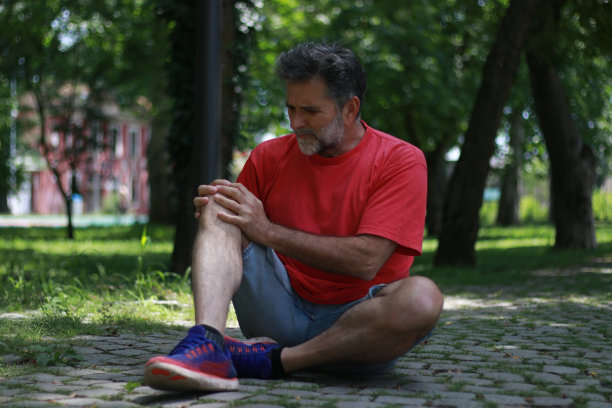 老人的膝盖疼痛图片下载