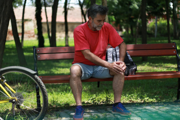 老人的膝盖疼痛图片下载