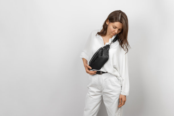 黑色皮革斜挎包的女人图片下载