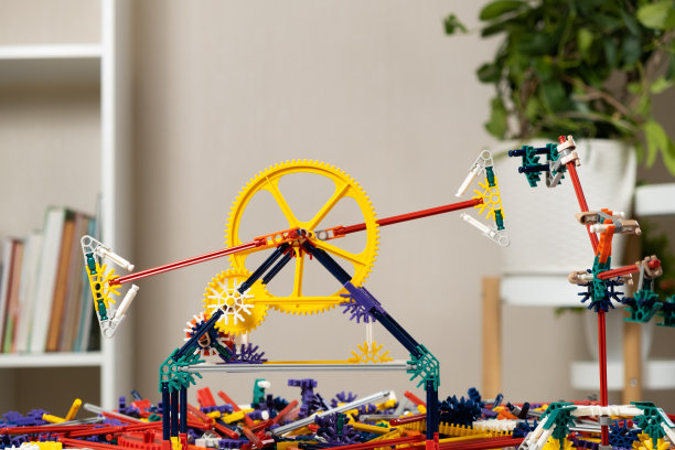 儿童房间里的齿轮、齿轮和棍子的构造器。发展逻辑和思维的玩具图片下载