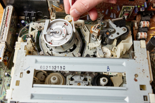 手动机械清洗VHS视频播放器机构。视频成像技术。图片下载