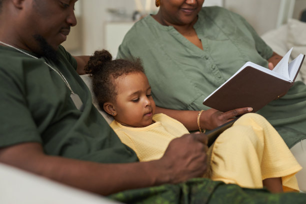 家人在家陪孩子图片下载