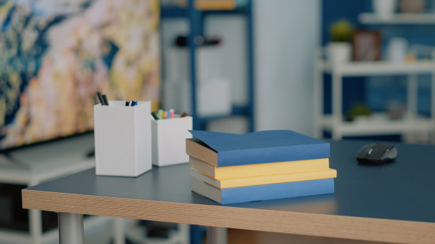 没有人在家里的桌子上放着学习用品和书图片下载