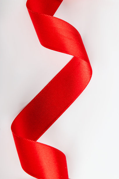 红色丝带包装礼物在白色的背景。图片下载