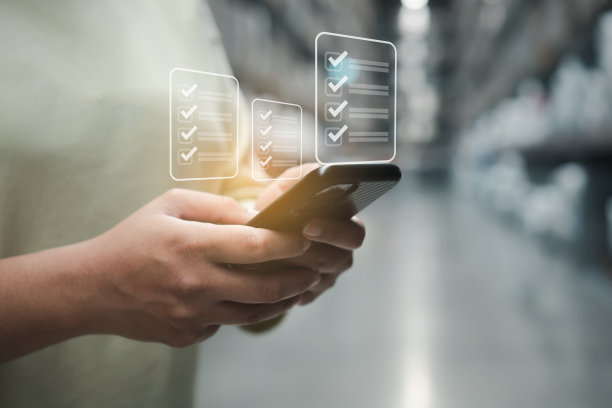 女士手持带有弹出式核对清单的手机，在商店里使用数字数据，这是智能技术的概念图片下载