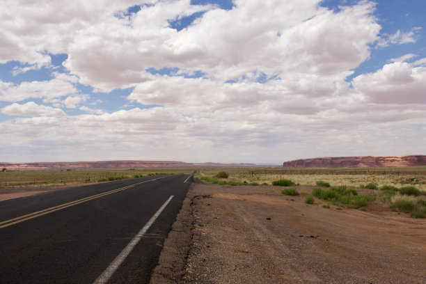 日出时广阔的天空和开阔的道路图片下载