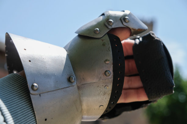 戴着钢手套的手。金属的手。图片下载