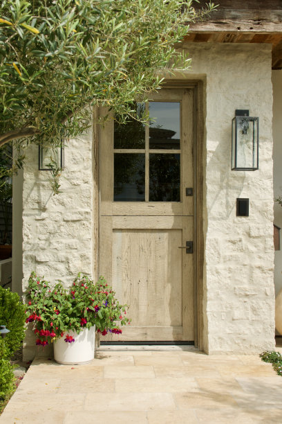 石灰石小屋与色彩缤纷的花园图片下载