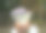 亚洲孩子手里拿着五里亚尔，这是沙特阿拉伯的货币，象征着给予和慈善的概念图片下载