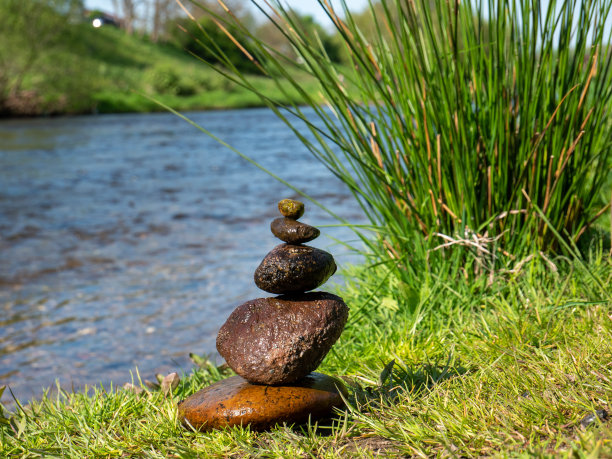 在河里平衡石头图片下载