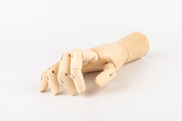 木制的手被隔离在白色的背景上。本空间图片下载