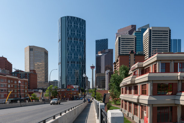 阿尔伯塔省卡尔加里中心街大桥沿线的景色图片下载