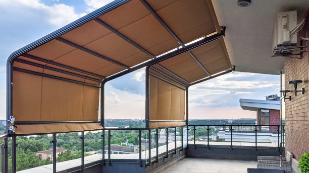 露台上的遮阳篷。图片下载