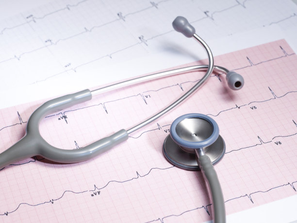 听诊器在心电图上。图片下载